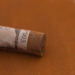 Sennelier Extra Soft tørrpastell – enkeltpastell i fargen Black Brown 003, ekstra myk og høypigmentert pastellstift for portretter, landskap og detaljarbeid.