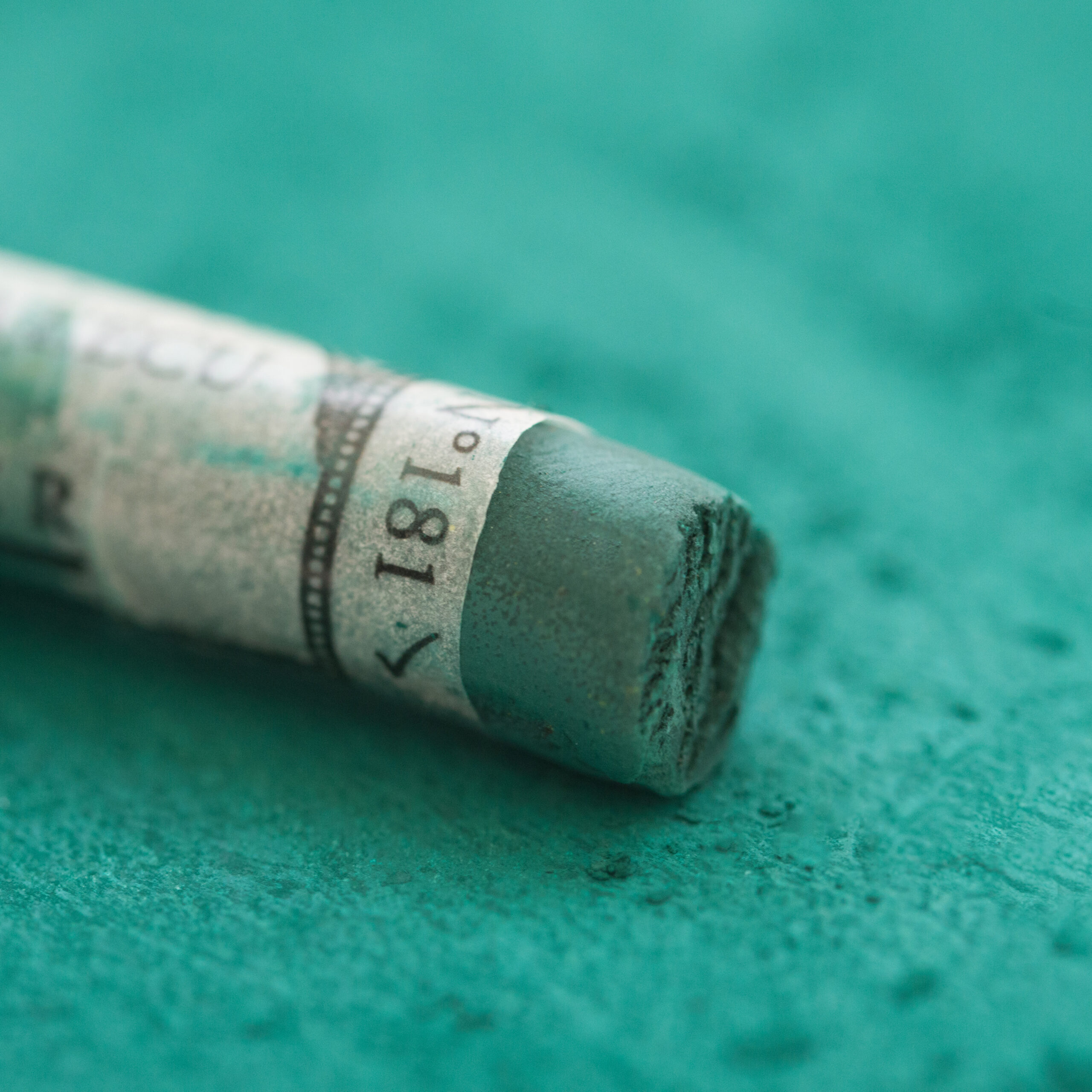 Dyp mørk grønn Sennelier ekstra myk pastell for botanikk og landskap.