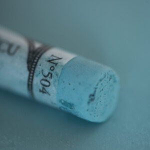Sennelier Extra Soft tørrpastell Blue Grey Green 504 i mørk og dempet blågrønn tone med ekstra myk konsistens