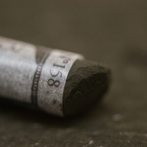 Sennelier Extra Soft Pastell Bronze Green Deep 158 – ekstra myk pastell i mørk bronsegrønn tone for skog og naturdetaljer.