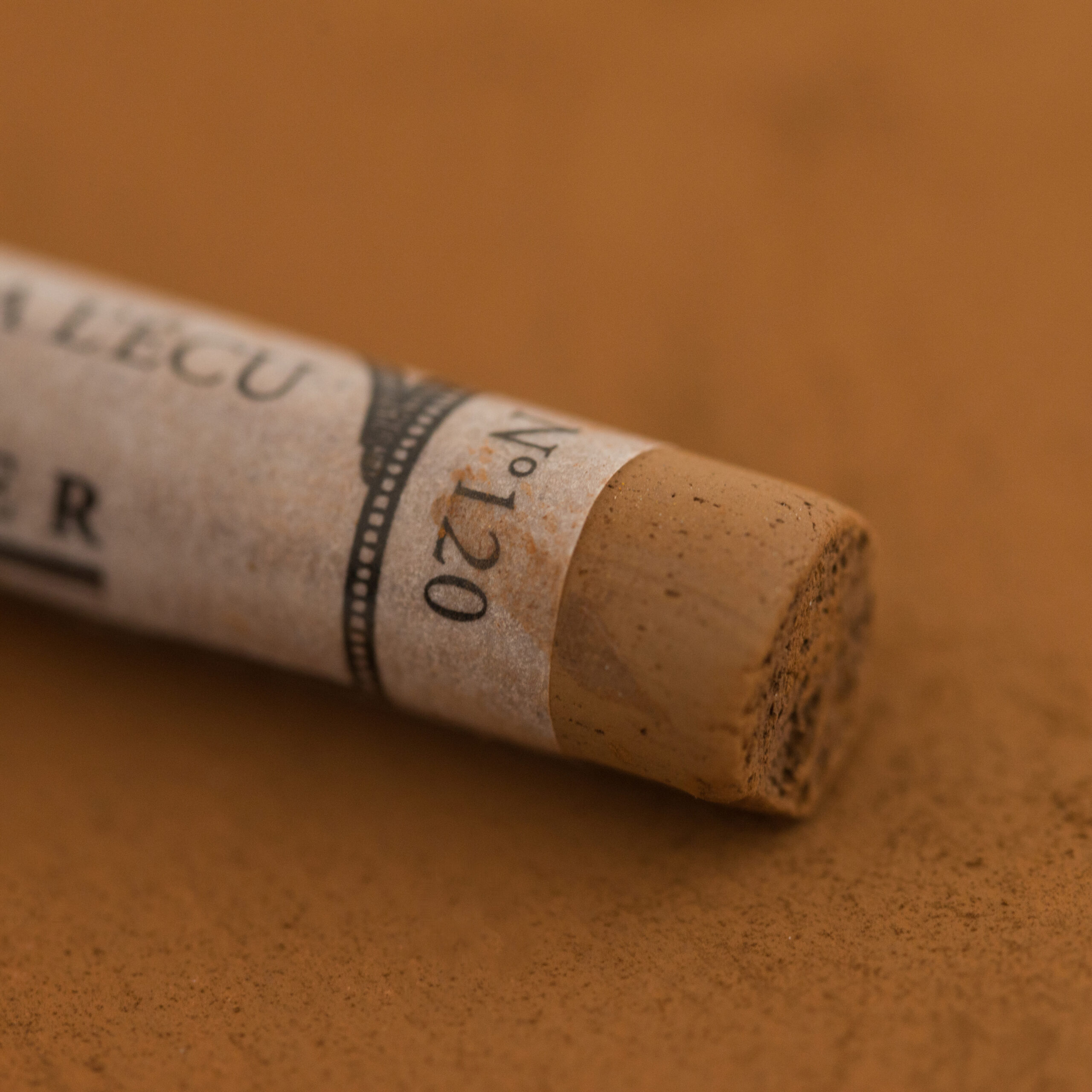 Sennelier Extra Soft Pastel Brown Ochre 120 – ekstra myk kunstnerpastell i varme brun- og okertoner for profesjonell pastelltegning og kunst.