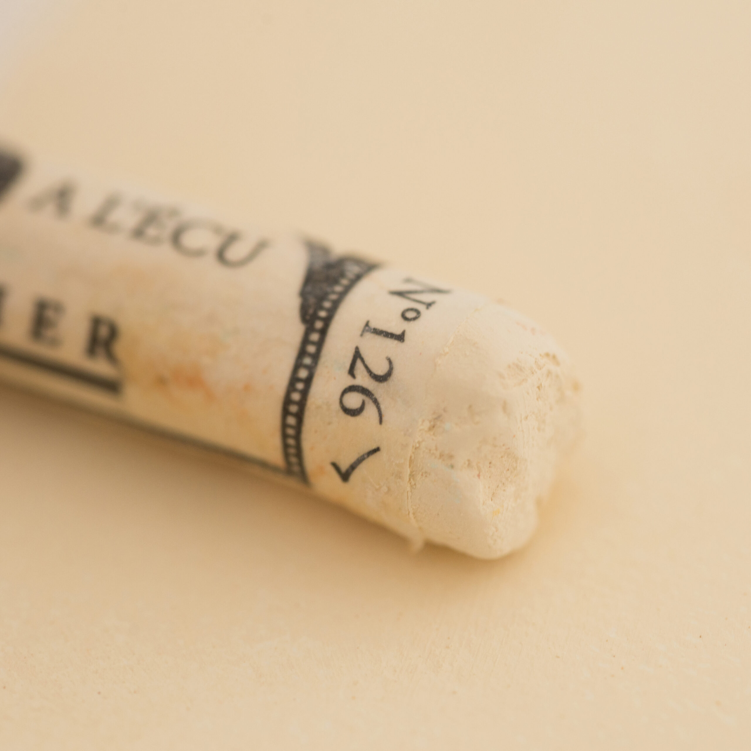 Sennelier Extra Soft Pastel Brown Ochre 126 – ekstra myk pastellstift i varm jordnær brun-oker med høy lysfasthet for profesjonell pastellkunst.