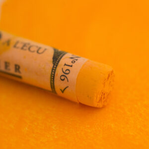 Varm guloransje Sennelier ekstra myk pastell for lysdetaljer og blomster.