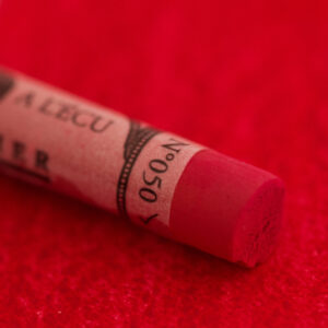 Sennelier Extra Soft tørrpastell – Carmine, ekstra myk og høypigmentert rød pastellstift for kunst og tegning.