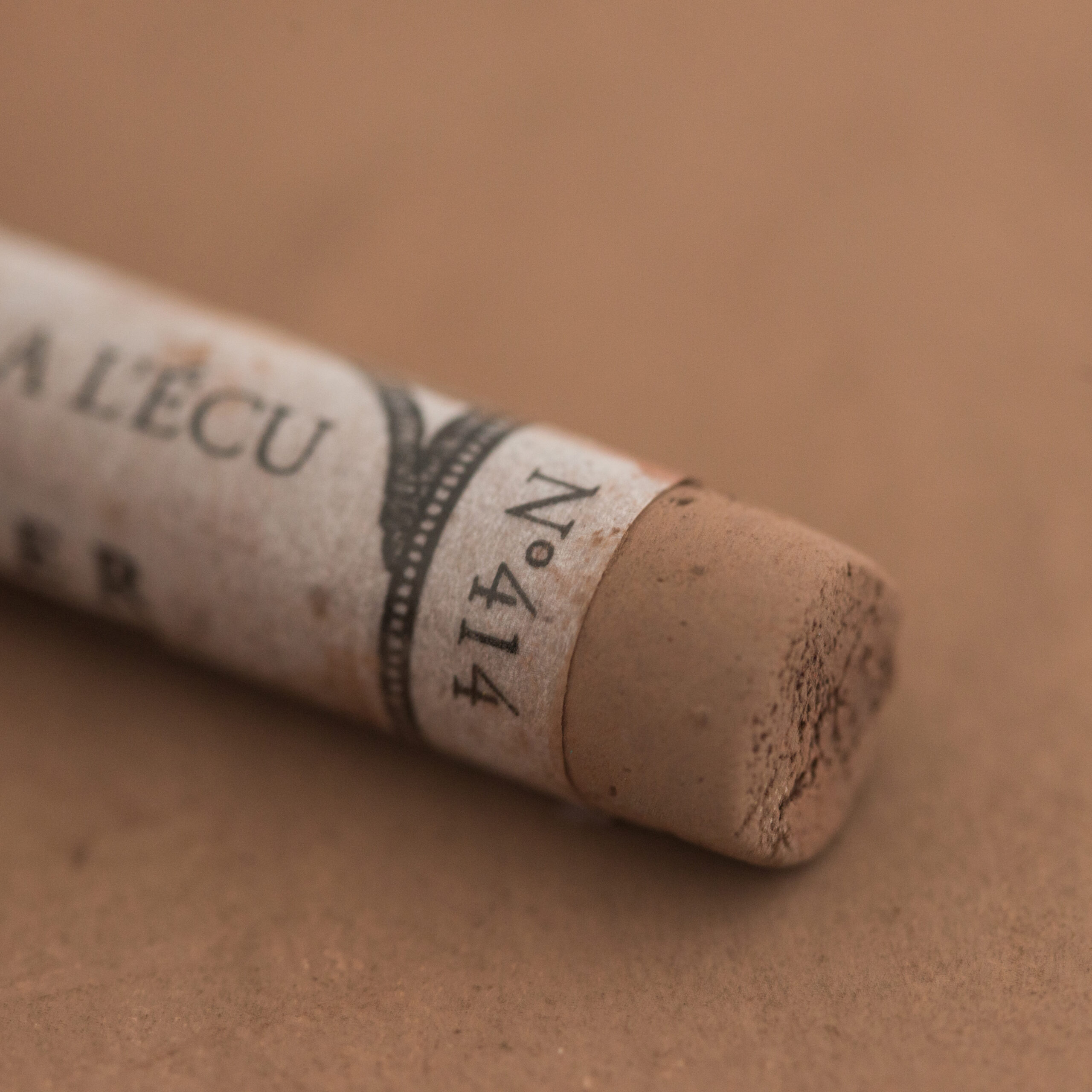 Sennelier Extra Soft tørrpastell Cassel Earth 414 i dyp, varm jordbrun tone med ekstra myk konsistens