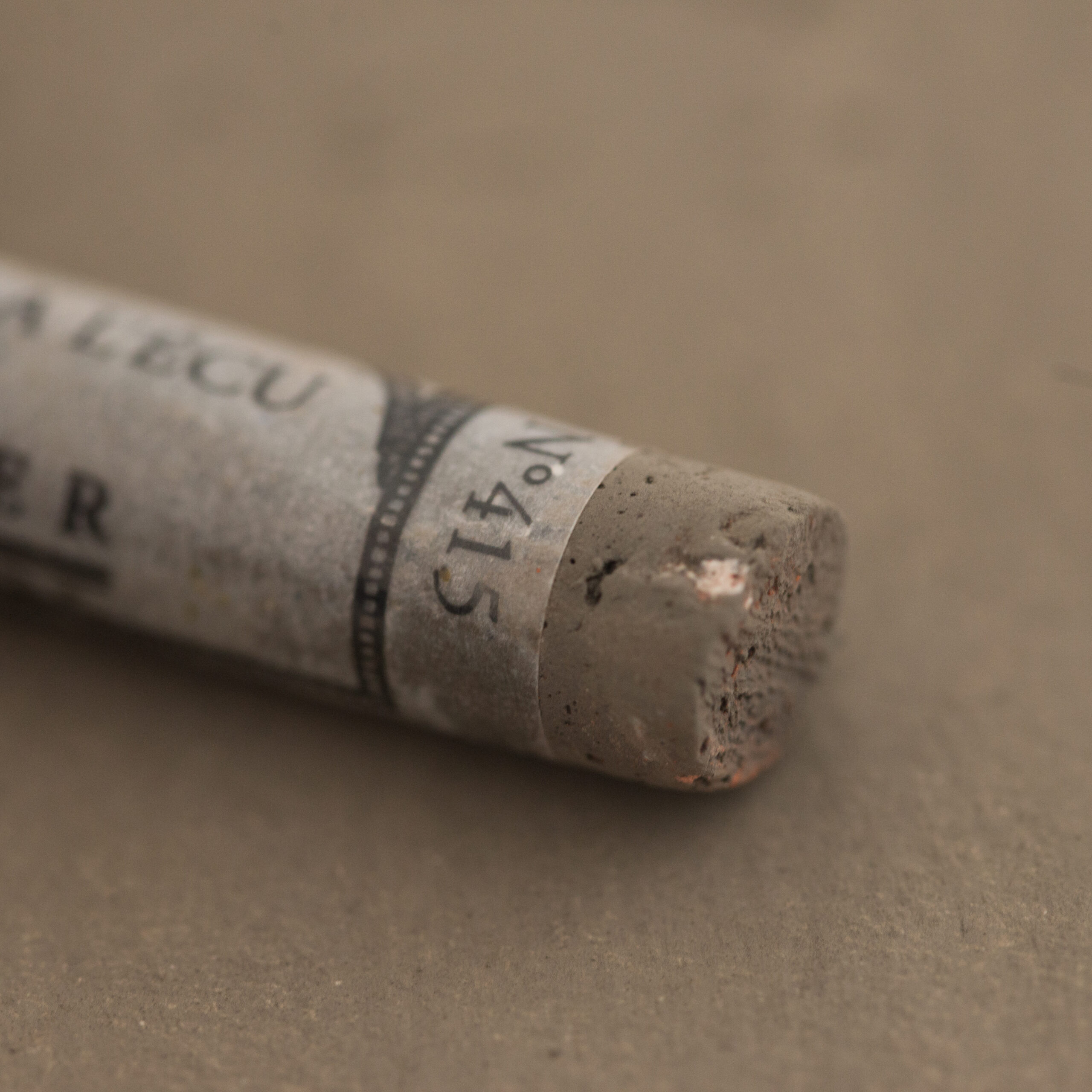 Sennelier Extra Soft tørrpastell Cassel Earth 415 i varm, mørk jordbrun tone med ekstra myk konsistens