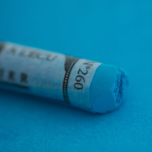Cerulean Blue 260 fra Sennelier, klar blå tørrpastell til himmel og havmotiver.