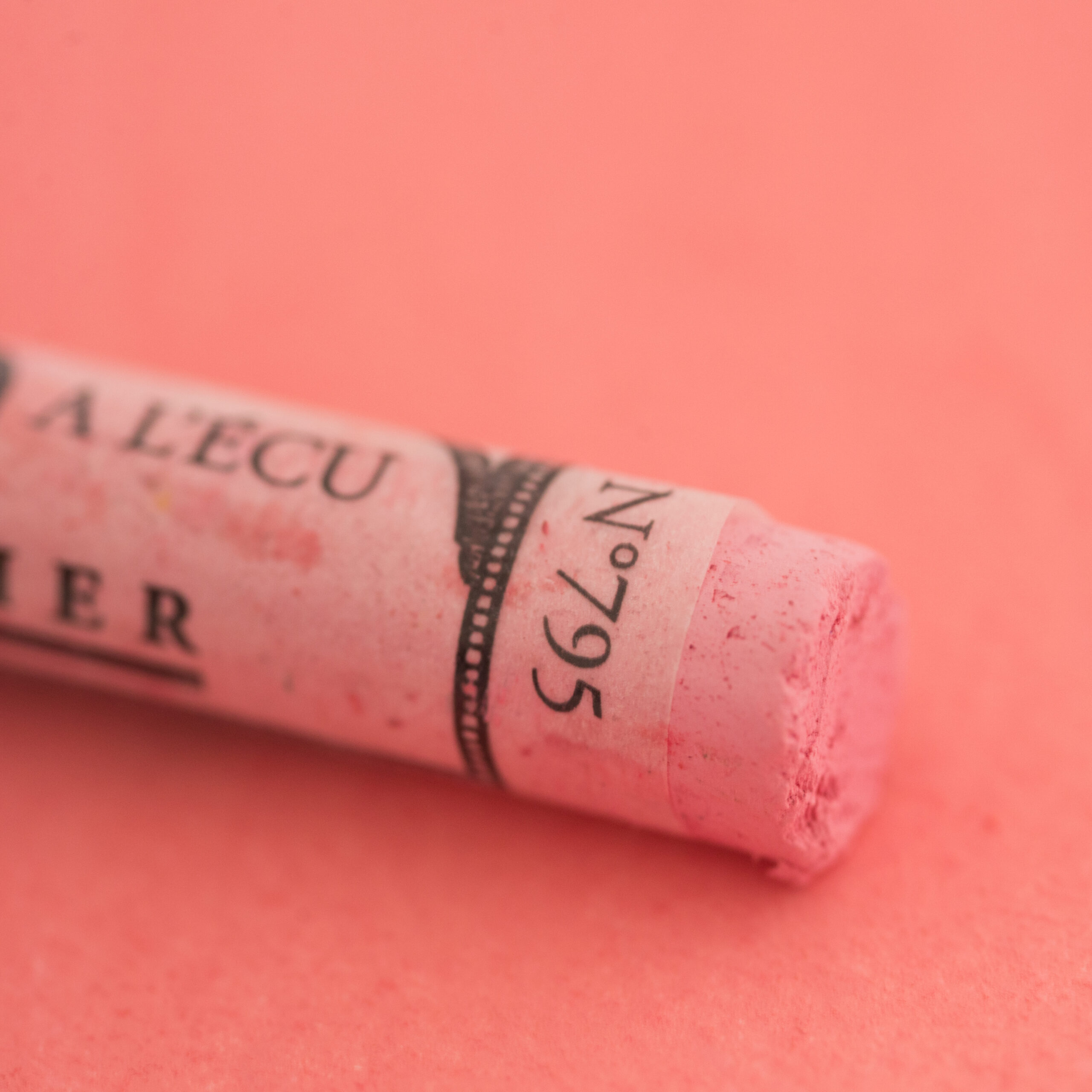 Sennelier Extra soft pastel Chinese Vermilion 6, 795 i lys rød‑rosa tone med ekstra myk konsistens