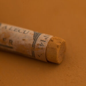 Sennelier Extra Soft Pastel Dead Leaf Green 141 – ekstra myk pastellstift i dempet naturlig grønn for profesjonell pastellkunst.