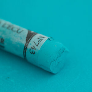 Sennelier Extra Soft tørrpastell English Blue No4 i mørk-mellomblå, elegant tone med ekstra myk konsistens