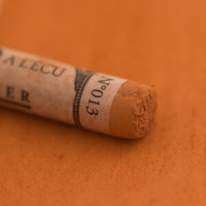 Sennelier Extra Soft torrpastell – Flesh Ochre, ekstra myk og høypigmentert okertone pastellstift for kunst og tegning.
