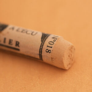 Sennelier Extra Soft Pastel Flesh Ochre 18 – ekstra myk pastellstift i varm, naturlig hudtone for profesjonell pastellkunst.
