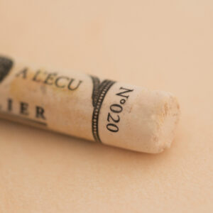 Sennelier Extra Soft Pastel Flesh Ochre 20 – ekstra myk pastellstift i varm, naturlig hudtone for profesjonell pastellkunst.