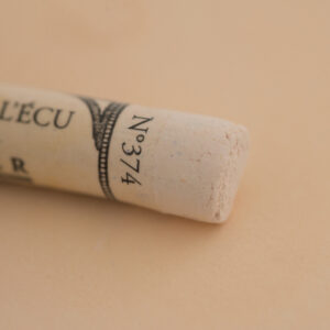 Sennelier Extra Soft Pastel Gamboge 374 – ekstra myk pastellstift i varm guloransje for profesjonell pastellkunst.