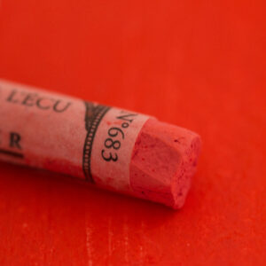 Sennelier Extra soft pastel Helios Red 683 i dyp og intens rød tone med ekstra myk konsistens