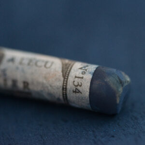 Sennelier Extra Soft Pastell Indigo Blue 134 – ekstra myk kunstpastell i dyp, blå indigo-tone for landskap, himmel og sjø.