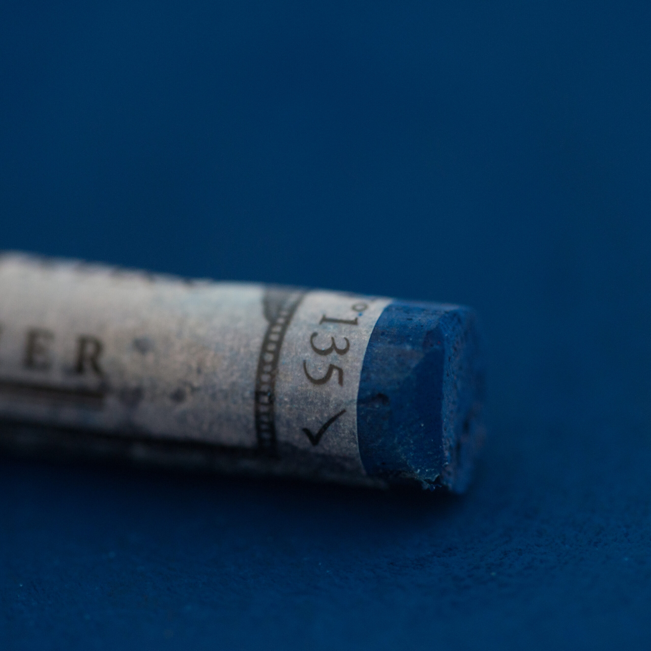 Sennelier Extra Soft tørrpastell Indigo Blue 135 – ekstra myk kunstpastell i dyp blå tone