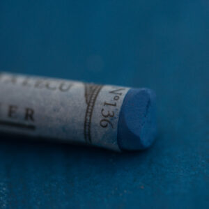 Sennelier Extra Soft Pastell Indigo Blue 136 – ekstra myk kunstpastell i dyp, blå indigo-tone for landskap, himmel og sjø.