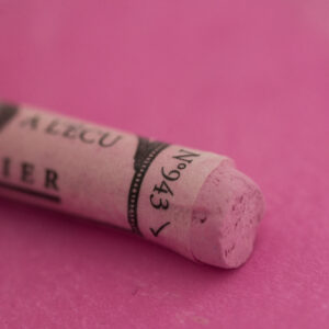 Sennelier Extra Soft tørrpastell Magenta Violet No 4, 943 i intens magenta‑lilla tone med ekstra myk konsistens