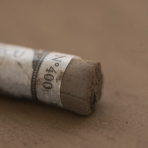 Mouse Grey 400 fra Sennelier, nøytral grå tørrpastell til portretter og skygger.