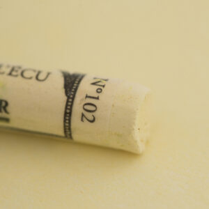 Sennelier Extra Soft Pastell Naples Yellow 102 – ekstra myk kunstpastell i varm, lys gul tone for landskap og portretter.