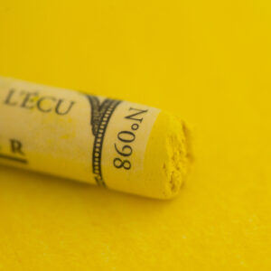 Sennelier Extra Soft Pastell Naples Yellow 98 – ekstra myk kunstpastell i varm, lys gul tone for landskap og portretter.
