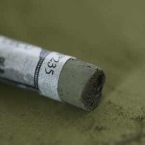 Olive Green 235 fra Sennelier, jordnær grønn tørrpastell til landskap og naturillustrasjoner.