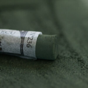 Olive Green 236 fra Sennelier, jordnær grønn tørrpastell til landskap og naturillustrasjoner.
