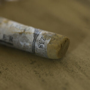 Olive Green 238 fra Sennelier, jordnær grønn tørrpastell til landskap og naturillustrasjoner.