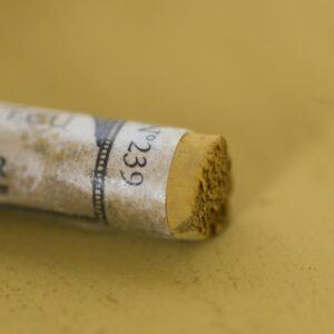 Olive Green 239 fra Sennelier, jordnær grønn tørrpastell til landskap og naturillustrasjoner.