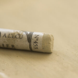 Sennelier Extra Soft tørrpastell Olive Grey 453 i varm, mørk olivengrønn-grå tone med ekstra myk konsistens