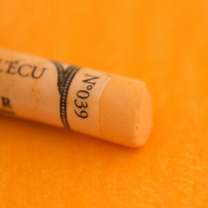 Sennelier Extra Soft tørrpastell – Orange Lead, ekstra myk og høypigmentert oransjefarget pastellstift for kunst og tegning.