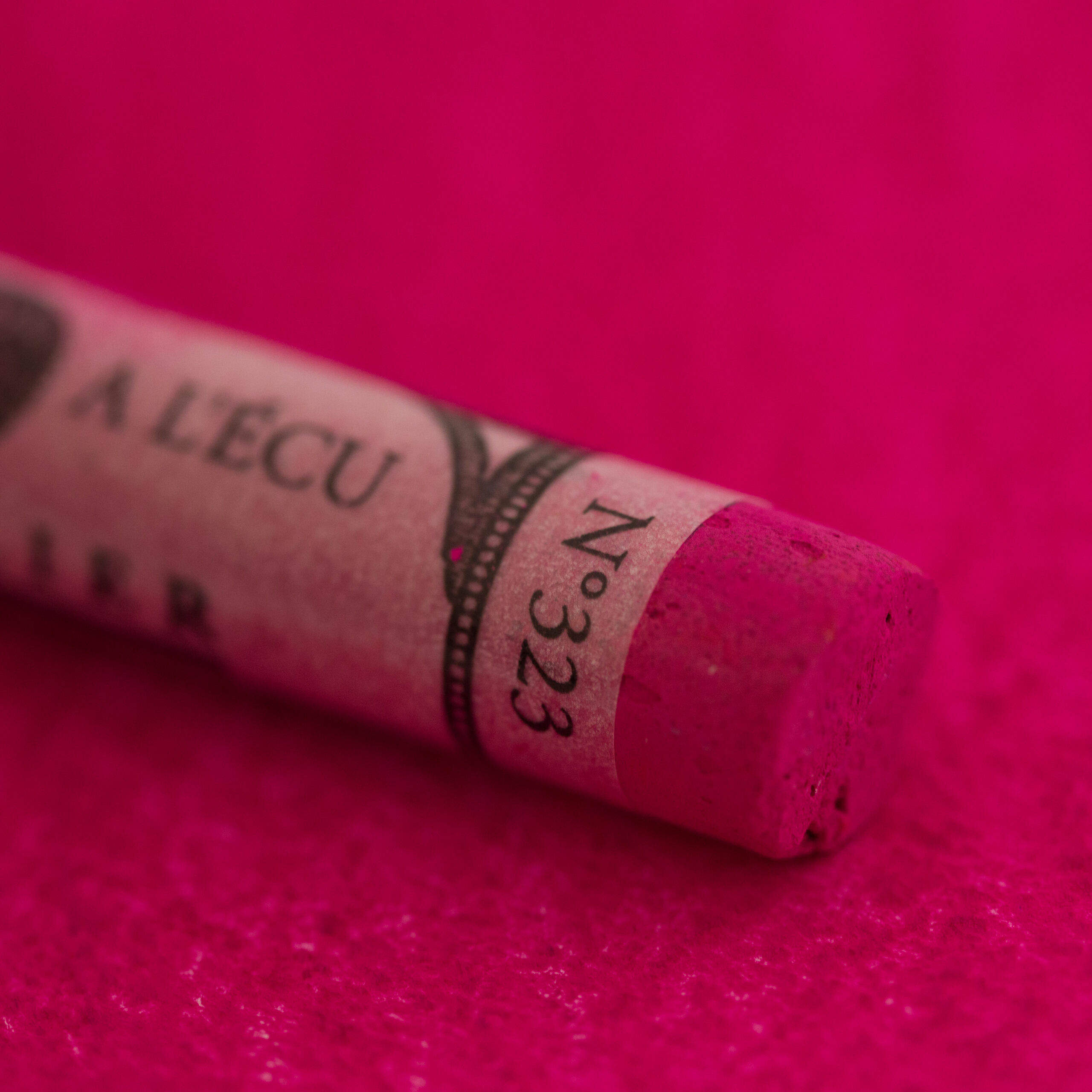 Purple Violet 323 ekstra myk pastell til blomster, portretter og skygger.