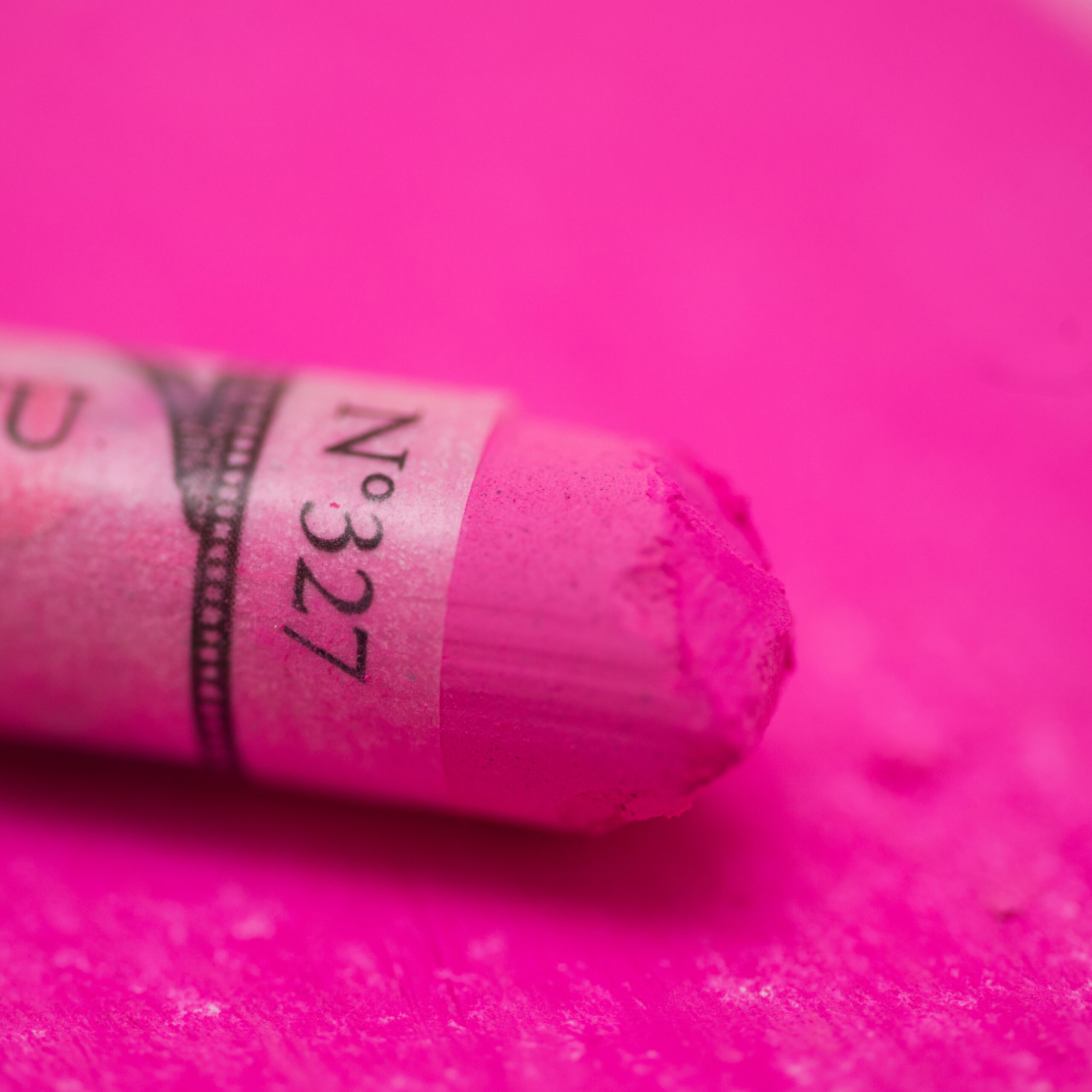 Purple Violet 327 ekstra myk pastell til blomster, portretter og skygger.