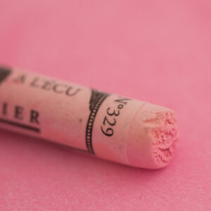 Purple Violet 329 ekstra myk pastell til blomster, portretter og skygger.