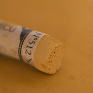 Sennelier Extra Soft tørrpastell Raw Sienna 512 i svært dyp, jordpreget gulbrun tone med ekstra myk konsistens
