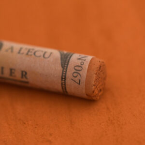 Sennelier Extra Soft Pastel Red Ochre 67 – myk pastellstift i varm rødoker-farge for profesjonelle kunstnere.