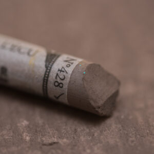 Sennelier Extra Soft Pastel Reddish Brown Grey 428 – ekstra myk pastellstift i varm rødbrun gråtone for profesjonell pastellkunst.