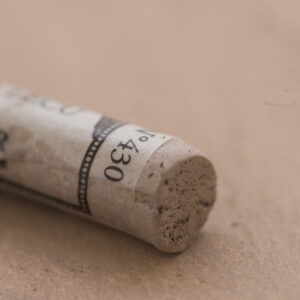 Sennelier Extra Soft Pastel Reddish Brown Grey 430 – ekstra myk pastellstift i varm rødbrun gråtone for profesjonell pastellkunst.