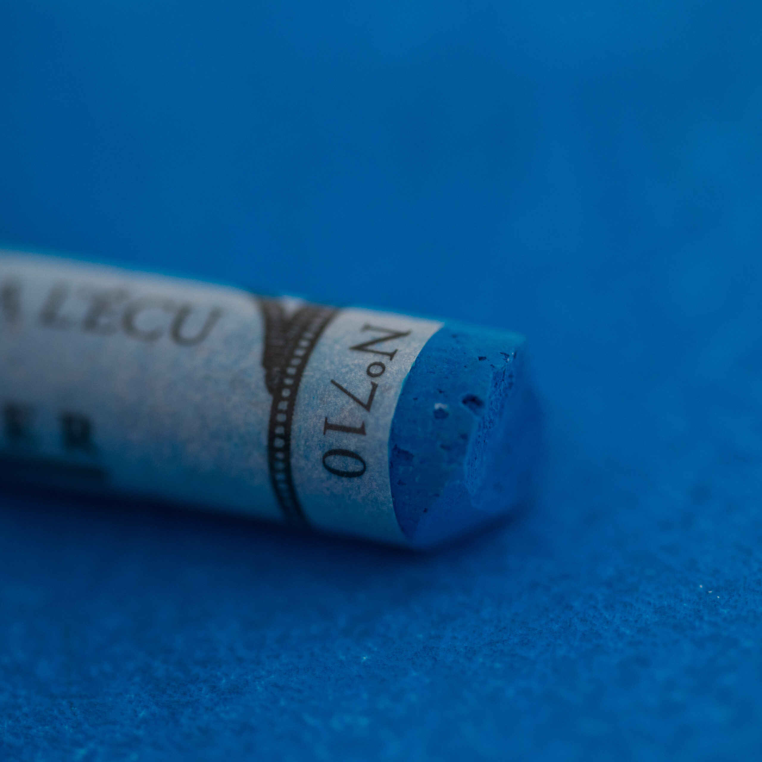 Sennelier Extra soft pastel Steel Blue No1 710 i lys, kald blå tone med subtilt grått preg og ekstra myk konsistens