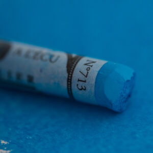 Sennelier Extra soft pastel Steel Blue No4 713 i mørk, kald blå tone med subtilt grått preg og ekstra myk konsistens