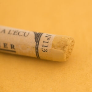 Sennelier Extra Soft Pastell Yellow Ochre 113 – ekstra myk kunstpastell i varm, jordaktig gul tone for landskap og portretter.