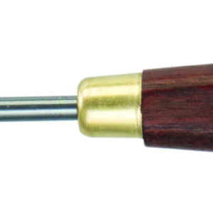 Malekniv 1021 er en praktisk kniv for deg som arbeider med akryl eller oljemaling og ønsker mulighet for presis maling, struktur og fargeblanding. Kniven har blad i rustfritt stål og et håndtak av tre som gir godt grep. Den fungerer godt både for detaljarbeid, palettblanding og påføring av tykk maling for tekstur- og impasto-effekter. Egenskaper Blad i rustfritt stål for god kontroll og slitestyrke Trehåndtak som gir godt grep og komfort Passer både for palettarbeid, maling på lerret og strukturering Bruksområder Blanding av farger på paletten Påføring av maling – både tynne og tykke lag Strukturering, tekstur og impasto‑effekter Detaljarbeid og justering under malingsprosessen Kniven gir deg fleksibilitet og kontroll, og kan brukes til alt fra blanding på paletten til kreative, teksturrike maleteknikker.