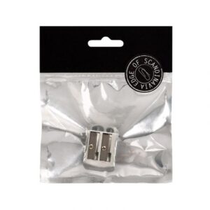 Edge of Scandinavia dobbel blyantspisser i sølv med to hull, ideell for standard og tykkere blyanter, på skrivebord.