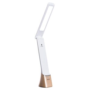 Daylight Smart Go oppladbar LED-lampe i hvit og bronse på skrivebord med klart dagslys til hobbyarbeid og lesing.